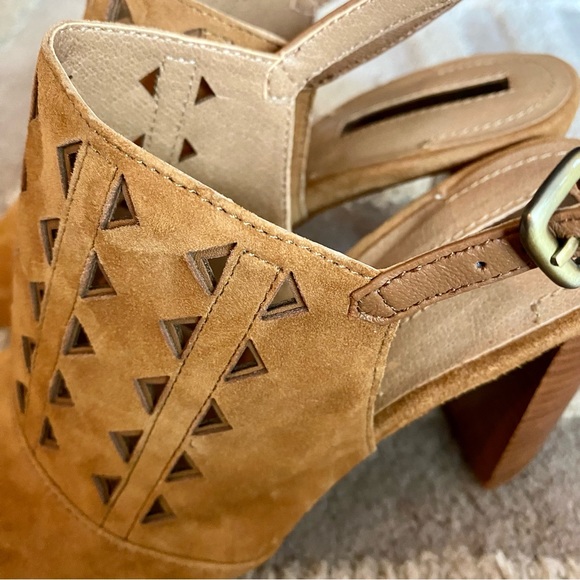 Tahari Marvel High Heel Slingback Camel Suede cutout Design Sandals US 5.5 - Picture 8 of 10